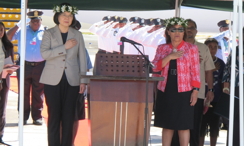 馬紹爾群島總統海妮在機場歡迎總統蔡英文到訪。   圖：林朝億/攝