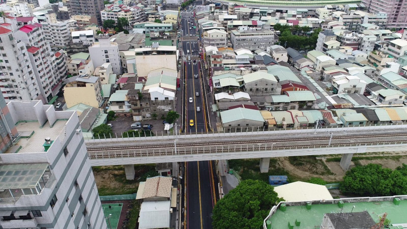 建設局長黃玉霖表示,第二階段施工將有效改善民生用水以及交通問題將會改善。 圖:台中市政府/提供