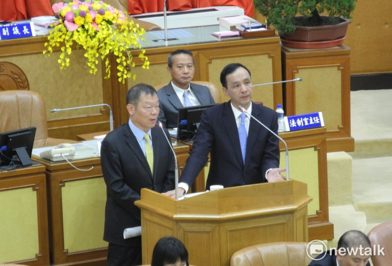 市長朱立倫、衛生局長林奇宏在市議會答詢，允諾新北市衛生局、市聯醫板橋院區改設醫療園區案明年5、6月規劃定案。   圖：王峻昌/攝