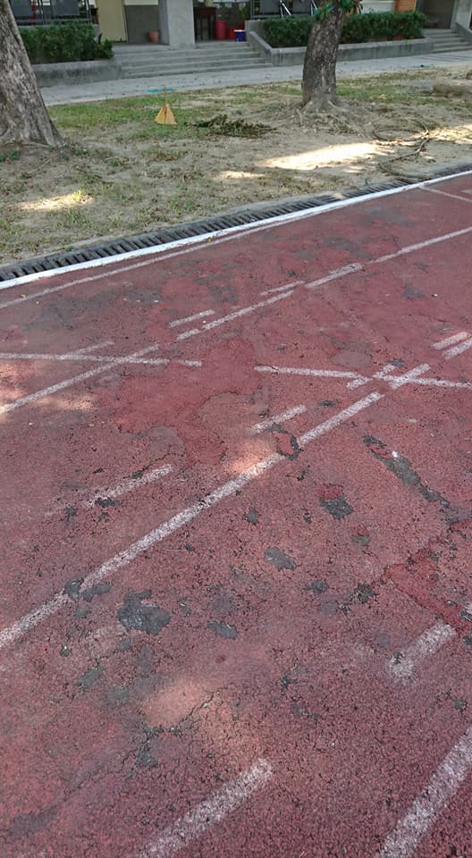 阿蓮國中運動場跑道因排水與積水問題,加上釘鞋使用頻繁,導致跑道受損嚴重。 圖:取自呂秋遠臉書