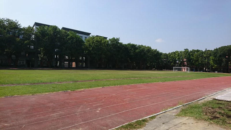 律師呂秋遠28日於臉書PO文，感嘆阿蓮國中各項成績優秀，運動場跑道卻剝離破損，嚴重影響學生使用安全。   圖：取自呂秋遠臉書