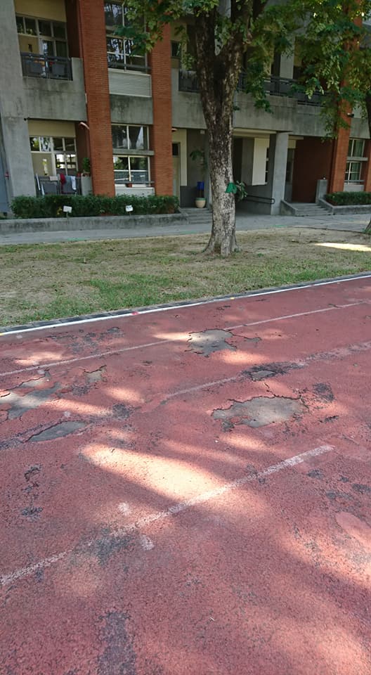 目前跑道基層不平、PU面層剝離情形嚴重,上課、訓練容易造成學生受傷,亟需修復。 圖:取自呂秋遠臉書