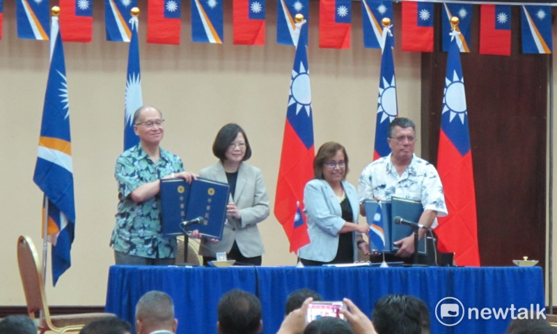 在兩國總統見證下，台灣、馬紹爾群島30日簽訂三項合作計畫。   圖：林朝億/攝