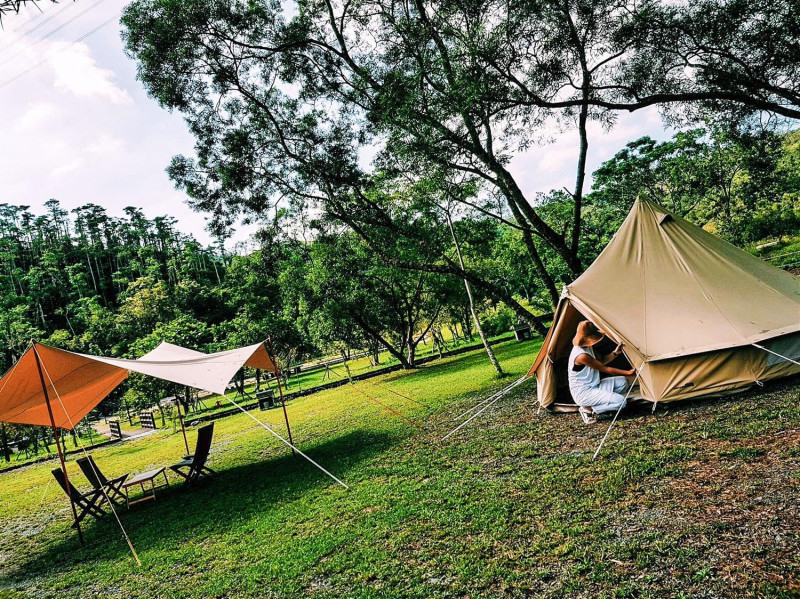 神殿帳露營結合管家服務，讓露營像是入住秘境別墅般的享受，從帳篷、睡袋、睡墊、折疊桌、露營椅等裝備，都由露營管家準備好，想露營只需要準備自身的衣物及盥洗用具，跟著露營管家的指導，就能完整的體驗露營的樂趣。   圖：Tripbaa旅遊平台提供