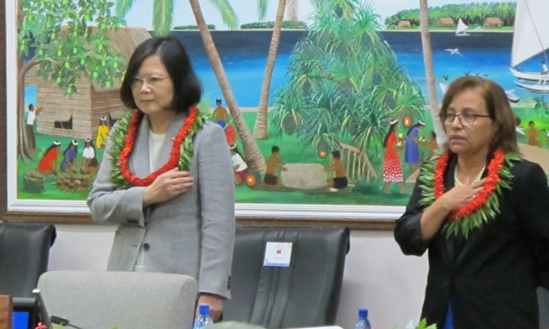 總統蔡英文31日前往馬紹爾共和國國會演講前，與海妮總統撫手，聆聽馬紹爾國歌。   圖：林朝億/攝