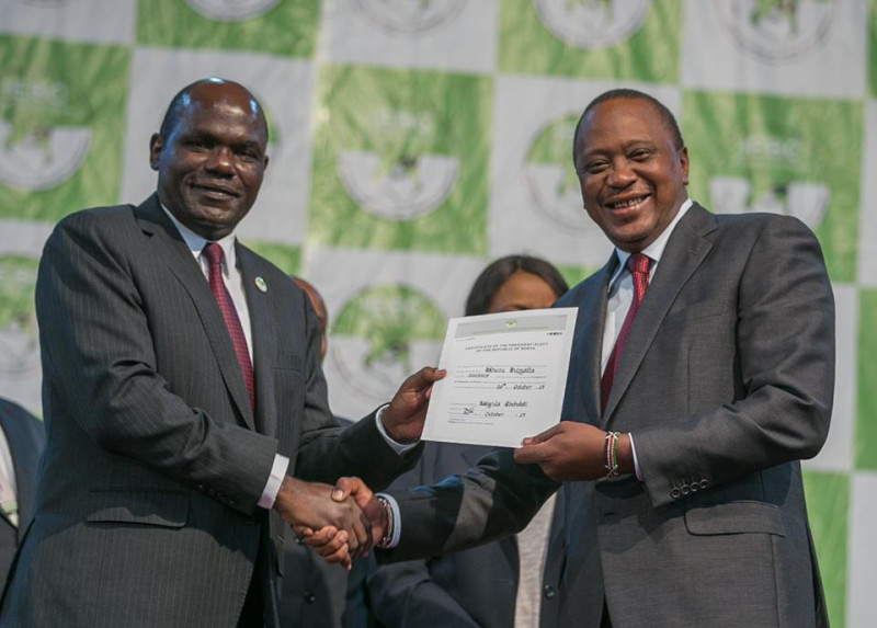 肯亞二次總統選舉公布結果，現任總統甘耶達（右）接下當選證書，相當得意。   圖：翻攝甘耶達臉書
