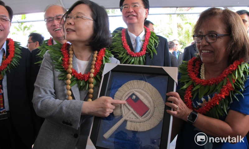 總統蔡英文與馬紹爾總統海妮31日參訪「One Island, One Product」（一島嶼一特產）手工藝品展示會。   圖：林朝億/攝