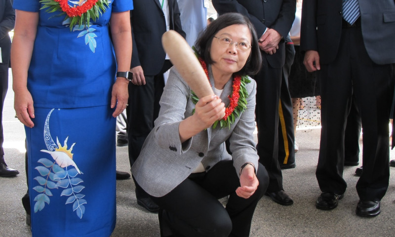 總統蔡英文與馬紹爾總統海妮31日參訪「一島嶼一特產」手工藝品展示會，拿起木棍。   圖：林朝億/攝