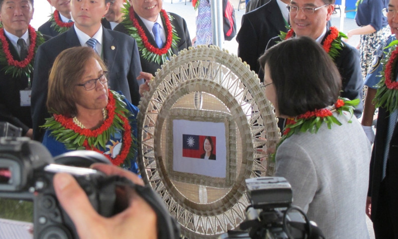 總統蔡英文與馬紹爾總統海妮31日參訪「一島嶼一特產」手工藝品展示會。   圖：林朝億/攝