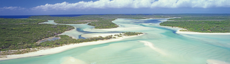 新喀里多尼亞距澳大利亞東海岸約1471公里，在紐西蘭以北1575公里處，當地的海灘與珊瑚礁備受遊客歡迎。   圖：翻攝新喀里多尼亞旅遊官網