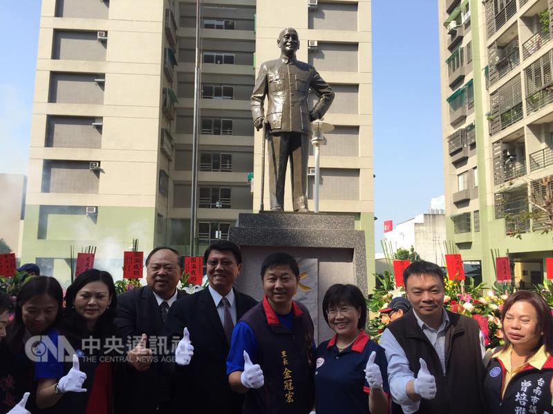 2017年3月國立台南女中拆除的蔣公銅像，31日重新豎立在台南市永康區精忠新城社區，國民黨籍民代及黨部幹部群集，為蔣公銅像揭幕。   圖 : 中央社