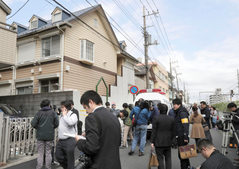 日本東京都八王子市一名23歲的女性於21日失蹤，警方循線調查後，昨（30）日下午4點在神奈川縣座間市的一處公寓發現9具屍體，大批媒體記者在現場採訪。   圖 : 達志影像/路透社