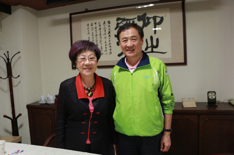 爭取代表民進黨參選新北市長的台北市副市長陳景峻（右），今日前往拜會前副總統呂秀蓮（左）。   圖：截自「新北都 景峻」臉書