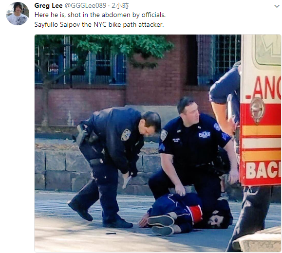美國紐約驚傳歹徒駕車衝撞行人的恐怖攻擊事件，警方制服疑似兇嫌的中東青年賽波（躺地者）。   圖：翻攝Greg Lee推特