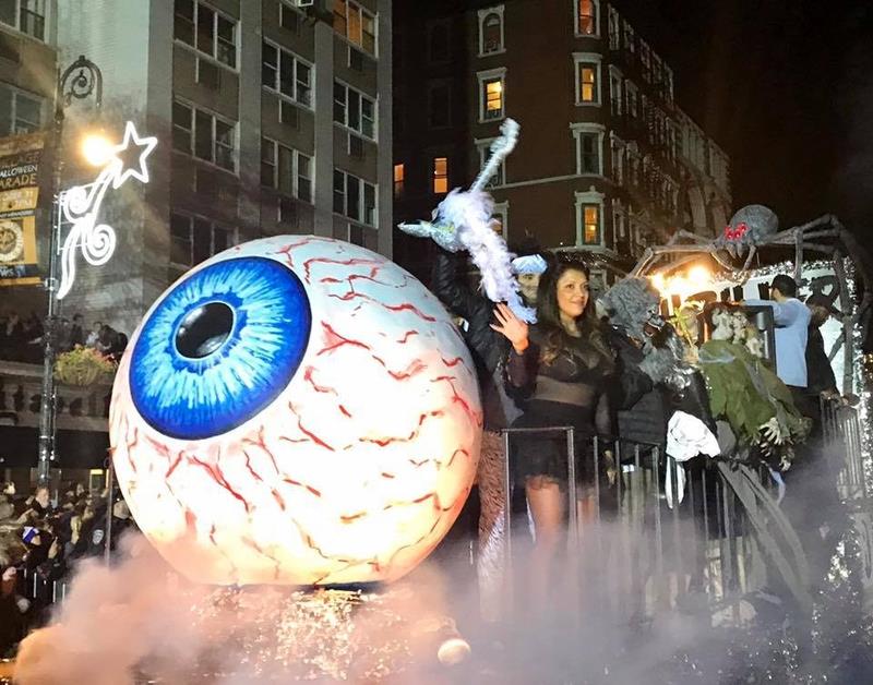數以千計的民眾31日在下曼哈頓舉行萬聖節遊行，有民眾說，有8人在當局稱為恐怖行動的攻擊中喪命，令他們心情沉重，但他們還是要繼續歡慶，展現堅韌精神。   圖 : 取自New York City Halloween Parade臉書 www.facebook.com