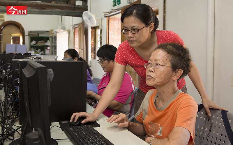 永樂社區發展協會從2007年起，在中華電信基金會協助成立電腦教室後，便開設電腦課程，以小班制教當地居民電腦操作。隨著智慧型手機普及，越來越多長者拿到兒女送的智慧型手機；但是，「用了半年，也只是打電話、接電話而已。」曾鈺珊回憶時說道。   圖：今週刊/提供