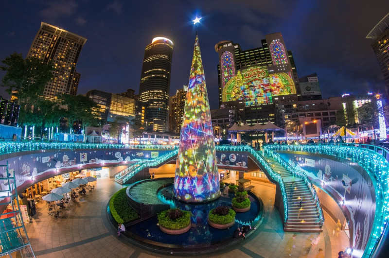 1：新北市歡樂耶誕城去年入選全球知名「哈潑時尚」雜誌「全球最令人驚豔的19棵耶誕樹」，並在網路媒體票選中獲得「亞洲十大耶誕慶典第一名」；圖為去年的主燈秀。   圖：新北市府提供