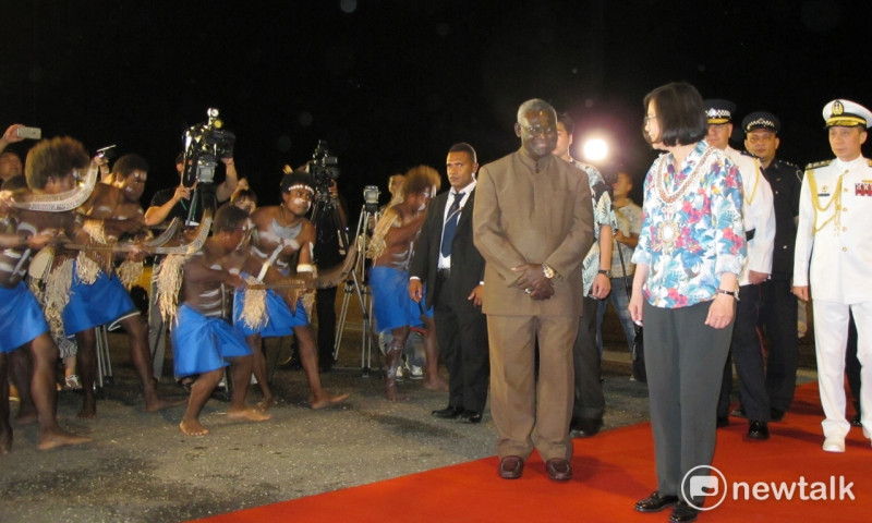 總統蔡英文1日晚間抵達索羅門群島後，在機場與總理蘇嘉瓦瑞短暫觀看勇士舞表演。   圖 : 林朝億/攝