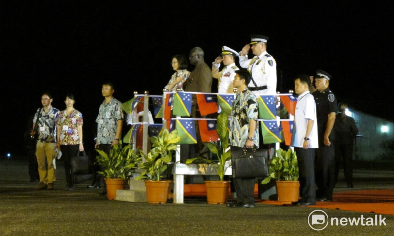 總統蔡英文與索羅門群島總理蘇嘉瓦瑞登上觀禮台。   圖 : 林朝億/攝