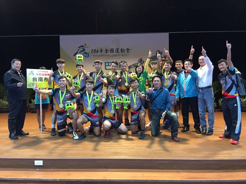林宜瑾頒發冠軍獎盃給來自台南的男女兩隊冠軍隊伍。   圖 : 台南市政府/提供