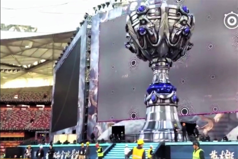 《英雄聯盟》世界總決賽舞台上擺設了一個約6公尺的冠軍獎盃。   圖：翻攝自 番茄的土豆西红柿 微博