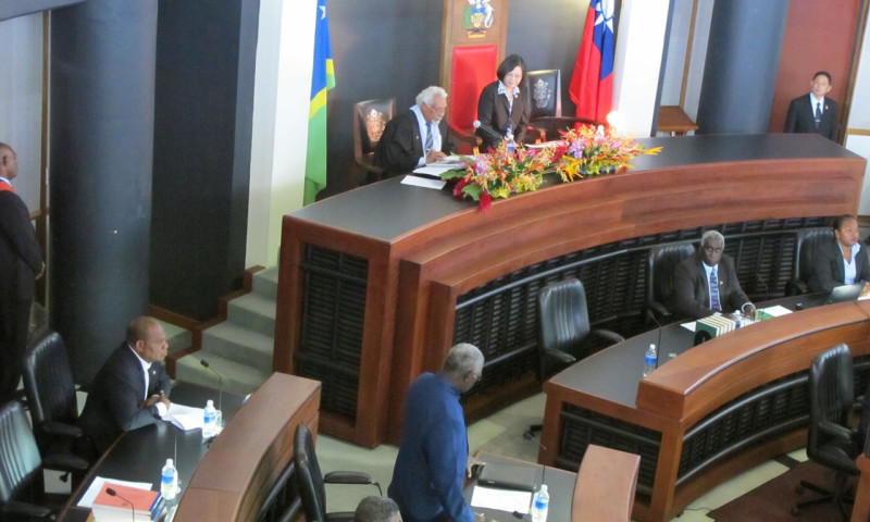 總統蔡英文（台上右）2日在索羅門國會發表演說後，總理（著藍衣起立者）代表議員發言。   圖：林朝億/攝