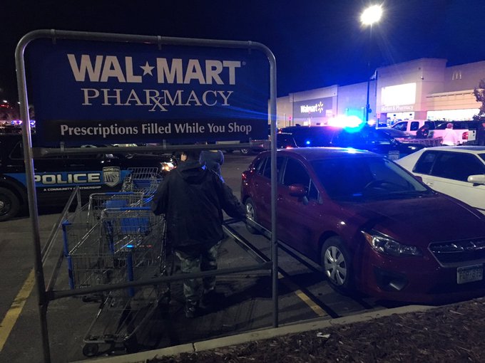 沃爾瑪超市槍擊案，警方封鎖現場。   圖：翻攝自Gregory Nieto twitter