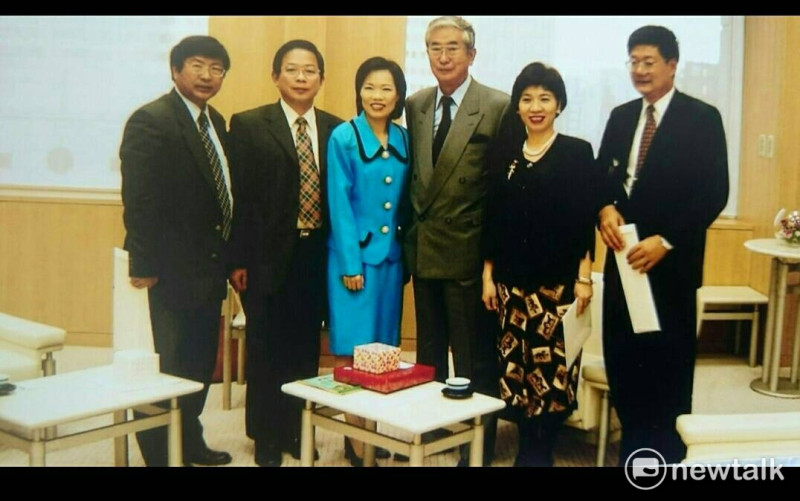 圖說：戴振耀（左一）2002年任農委會副主委，為行銷台灣水果，率團前往日本，拜會東京知事石原慎太郎（右三）。   照片來源：戴振耀提供