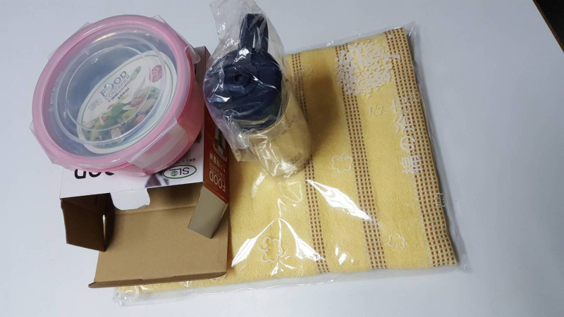 北市府將寄出贈品包括水壺、毛巾、便當盒，價值約500元。   圖：台北市社會局 / 提供