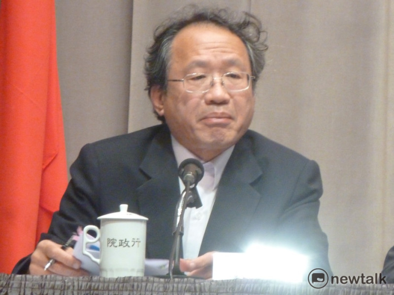 農委會副主委黃金城說明行政院會今（2）天通過的獸醫師法修正草案。   圖：謝莉慧/攝