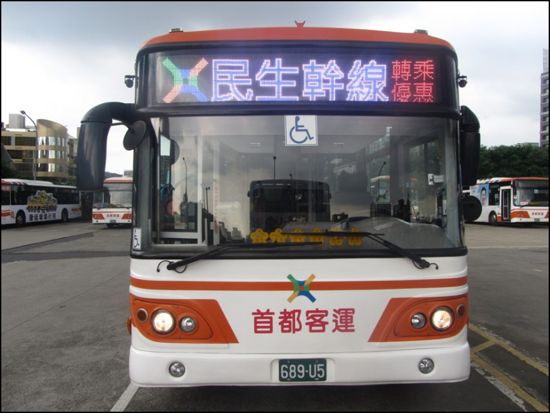 台北市今年7月推出「類捷運」5條幹線公車，成效良好，預計明年上半年再推出11條幹線。圖為民生幹線公車。   圖：台北市交通局 / 提供