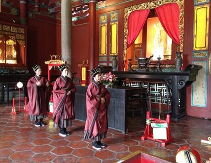 行香儀式禮敬至聖先師孔子、四配與十二哲。   圖：台北孔廟/提供