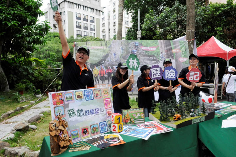這次新社花海還特別規劃了四大特色展示攤位區，以「永續經營、美好生活、優質農產、農業科技」為理念，推廣農業科技的成果、休閒農業區的特色農產與農再社區的豐富人文等，展現臺灣農業及農村的多元風貌。   圖 : 台中市政府 / 提供