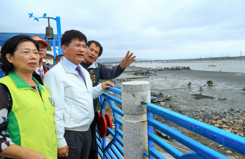 林佳龍表示市府重金編列5000萬元預算，將分兩期工程改善漁港周邊景觀。   圖：台中市政府/提供