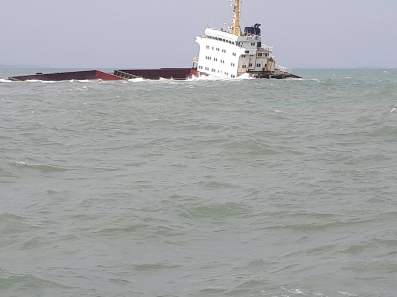 大陸籍「泉海88」砂石船擱淺情形，至今已擱淺半個月卻尚未脫淺。   圖：交通部航港局/提供