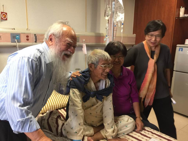 台灣農運大老戴振耀，11月2日下午完成基督教受洗歸主，抗癌中仍展露開朗笑容。（左起：林哲夫、戴振耀、耀嬸姜素珍、葉菊蘭）   圖：黃昭凱/提供