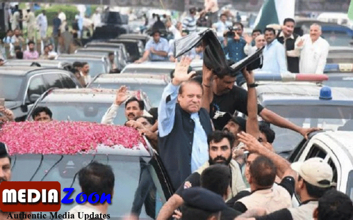 巴基斯坦前總理夏立夫（中揮手者）返國，受到支持者熱烈迎。   圖：翻攝MEDIA Zoon