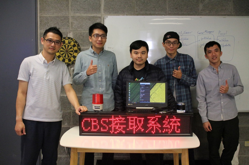 元智大學電機系副教授郭文興(圖左)研究團隊與科技業者合作研發出利用細胞廣播(CBS)成為攔截無人機的利器。   圖：元智大學／提供