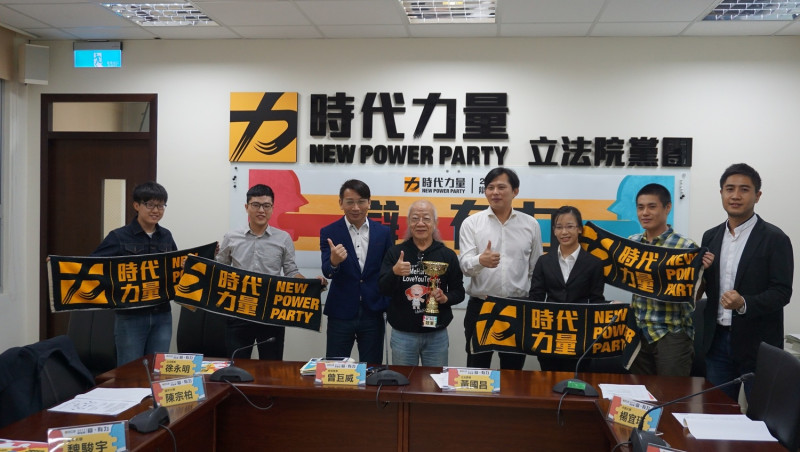 時代力量舉辦辯論比賽，辯題「我國應採股利所得分離課稅制度」，共邀請到12隊來自各大專院校的學生參加。   圖:時代力量/提供