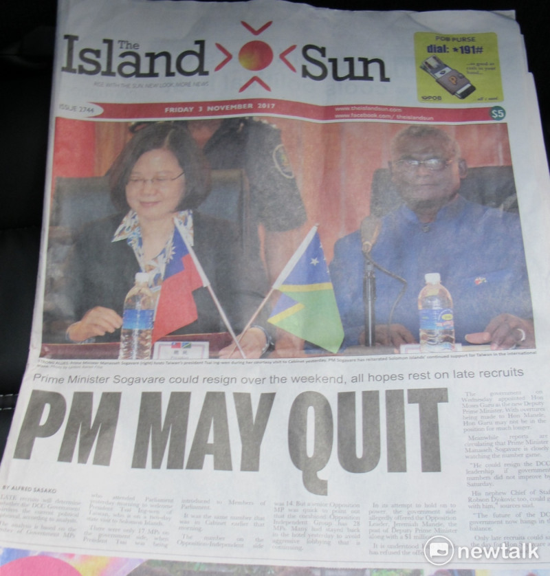 索國當地報紙「島嶼太陽報」（The Island Sun）3日在頭版登出索羅門總理蘇嘉瓦瑞與台灣總統蔡英文會晤的大幅照片，不過下方標題卻是「總理可能辭職」。   林朝億翻攝