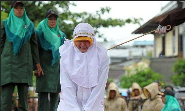 伊斯蘭教國家婦女遭受鞭刑對待，往往因為西方世界看似匪夷所思的理由。   圖:取自quwenlieqi.com