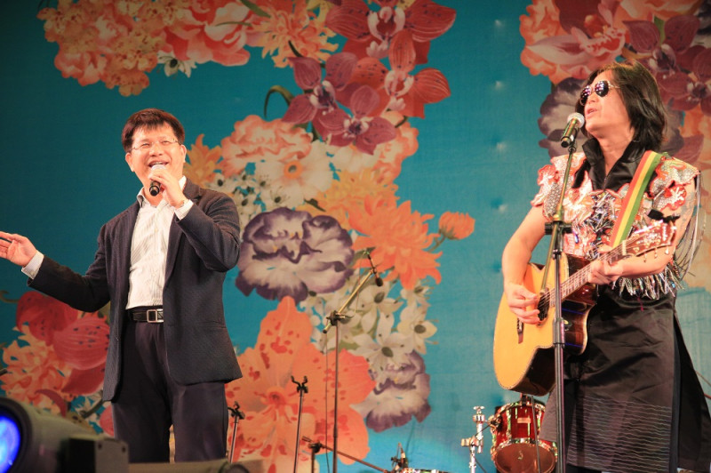 台中市長林佳龍與董事長樂團合唱「雨夜花」。   圖：台中市政府/提供