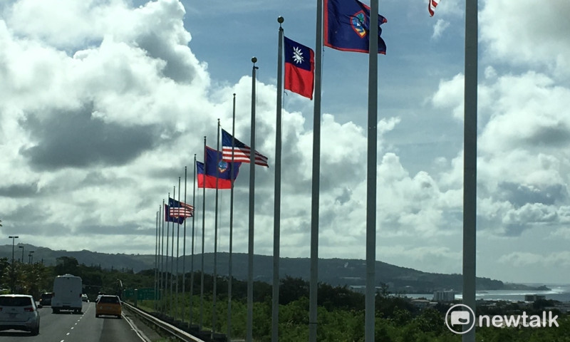 總統蔡英文3日過境關島，機場前公路，飄揚許多台灣國旗。   圖：採訪團提供