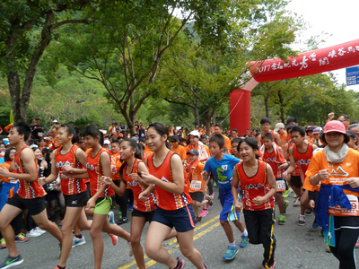 太魯閣峽谷馬拉松4日登場，主辦單位花蓮縣馬拉松路跑協會特別邀請玉東國中的10位小選手領跑迷你馬，他們是台灣最速男楊俊瀚的學弟學妹，贏得現場許多加油聲。   圖/中央社