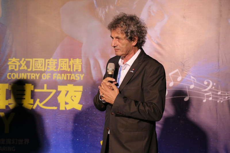 土耳其哈扎飛藝廊策展人尼希姆班裘亞也為高雄影迷介紹土耳其短片特色，他提到當代的土耳其逐漸走向都市化，並且有許多移民加入，社會正面臨高度轉型，短片正好記錄當下的狀態，為歷史留下吉光片羽。   圖：高雄市電影館提供