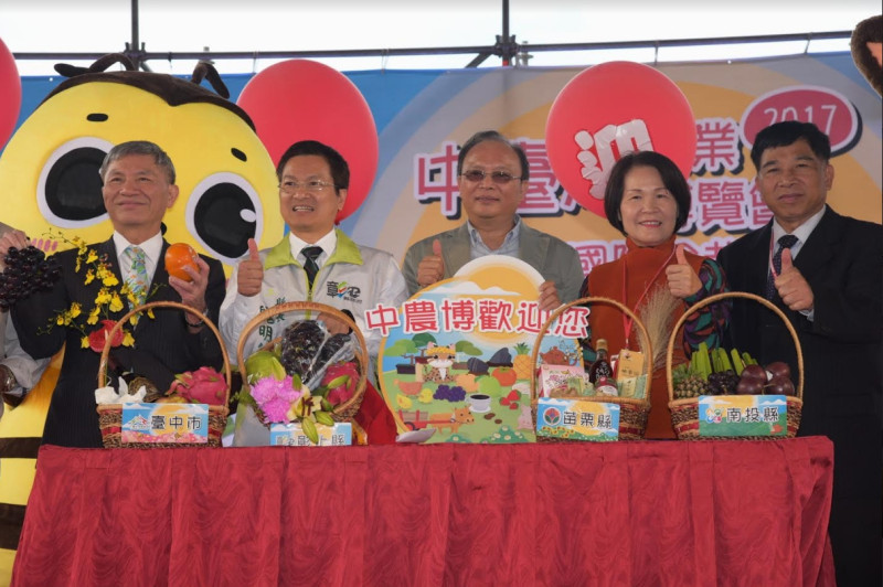 此次各縣市展館，有｢花現台中」、｢浪漫苗栗」、｢彰化優鮮」、｢品位南投」等，而包括台中市副市長張光瑤、苗栗縣副縣長鄧桂菊，以及南投縣副縣長陳正昇等，均親自出席。   圖：中台灣農博/提供