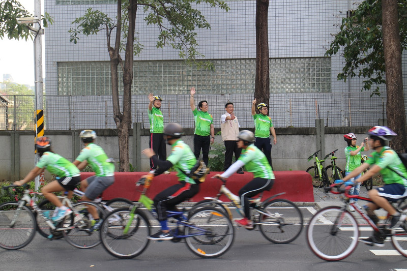 「高雄市單車成年禮挑戰行」今(4)日舉行，望學生在追風的過程中，也能享受高雄之美。   圖：高雄市政府/提供