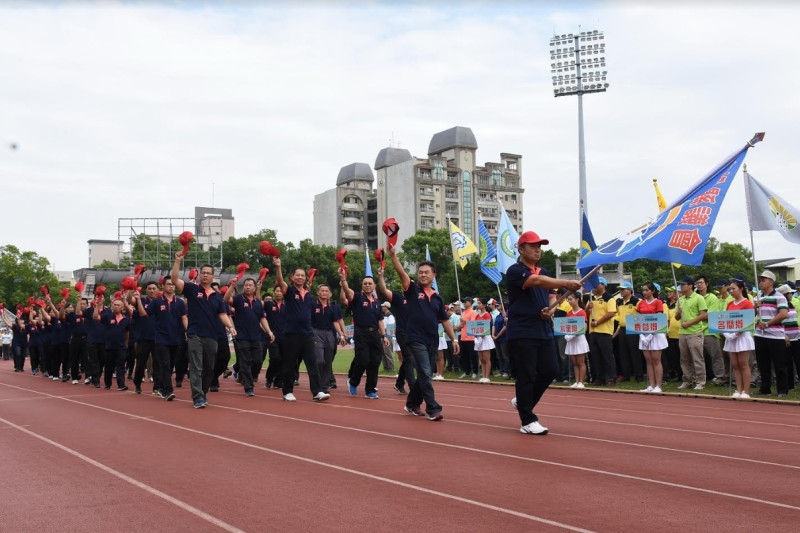 開幕式中13鄉鎮市長及縣府單位主管帶領團隊依序進場,隊員們個個精神抖擻,展現勢在必得的氣勢,場面相當壯觀。 圖:南投縣政府/提供