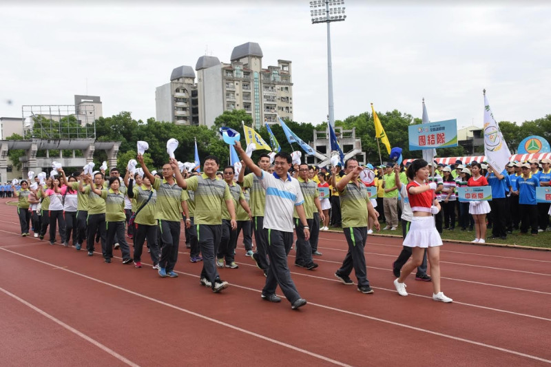 開幕式中13鄉鎮市長及縣府單位主管帶領團隊依序進場,隊員們個個精神抖擻,展現勢在必得的氣勢,場面相當壯觀。 圖:南投縣政府/提供