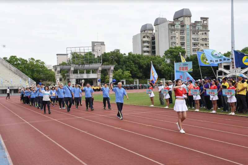 開幕式中13鄉鎮市長及縣府單位主管帶領團隊依序進場,隊員們個個精神抖擻,展現勢在必得的氣勢,場面相當壯觀。 圖:南投縣政府/提供